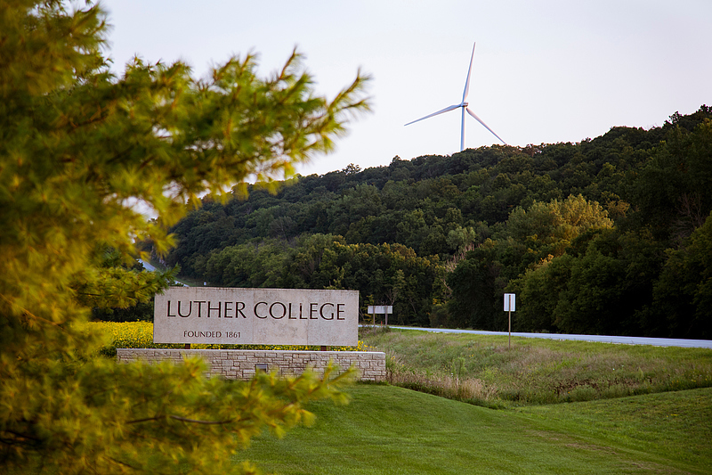 Picture of the Luther College sign