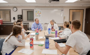 Students meet with Mike Anderson