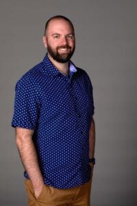 Aaron Lurth stands for a professional portait
