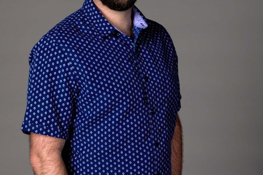 Aaron Lurth stands for a professional portait
