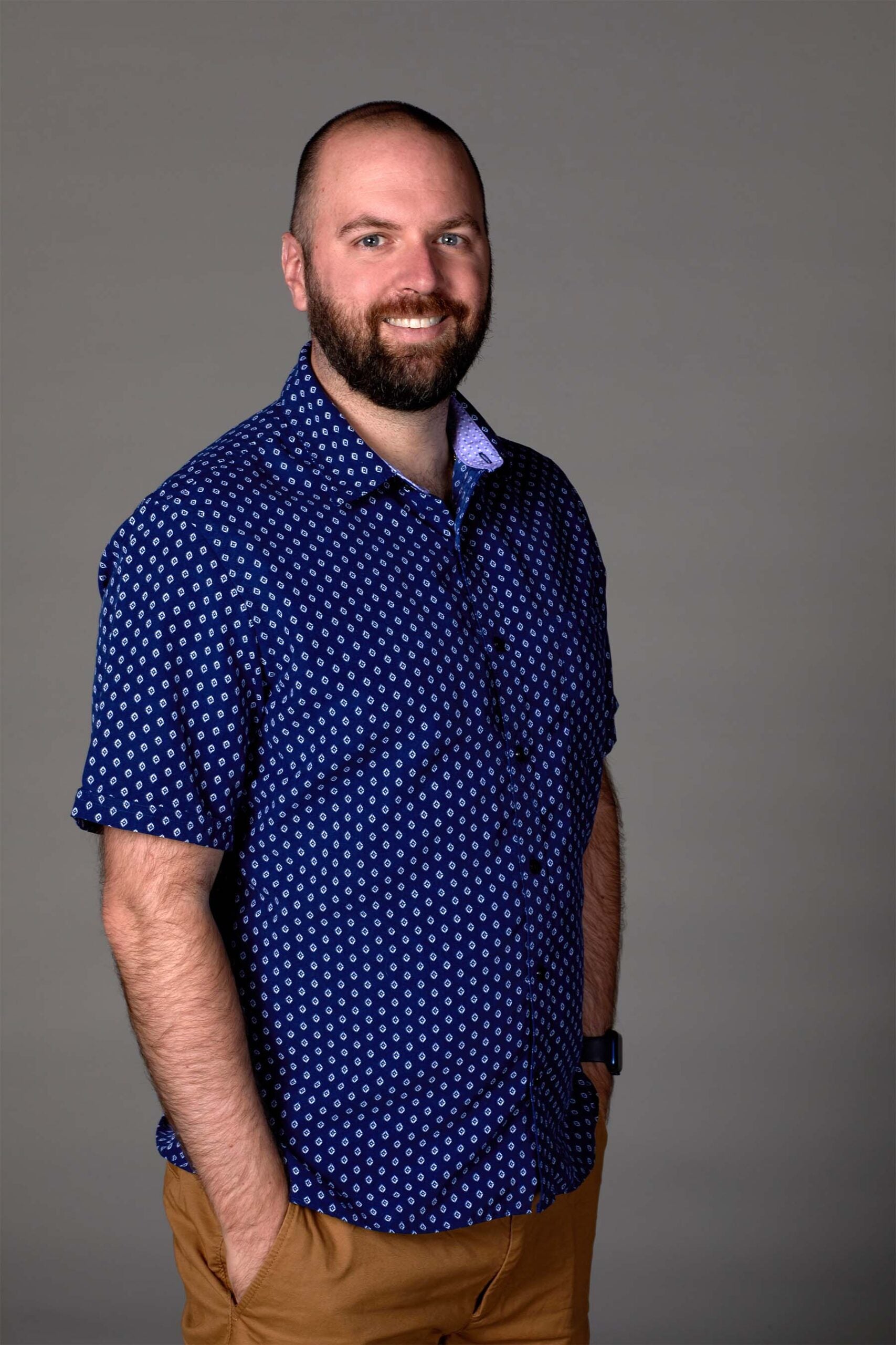Aaron Lurth stands for a professional portait