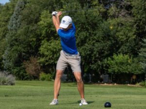 Luther student golfing